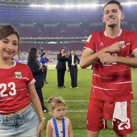 Putrinya, Kamari, juga terlihat hadir menemani. Kamari tampil menggemaskkan dengan busana bernuansa pink tanpa lengan. Kamari bersama kedua orangtuanya bahkan sempat berjoget bersama usai timnas Indonesia berhasil menang mengalahkan Thailand. Foto: Instagram/@jenniferhubner