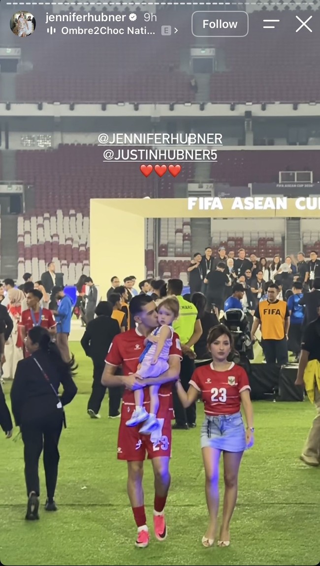 Seusai pertandingan, Justin pun langsung menghampiri istri dan putr sambungnya yang sudah menunggu. Ia tampak menggendong dan mencium Kamari. Foto: Instagram/@jenniferhubner