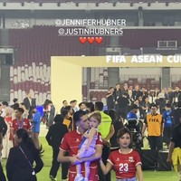 Seusai pertandingan, Justin pun langsung menghampiri istri dan putr sambungnya yang sudah menunggu. Ia tampak menggendong dan mencium Kamari. Foto: Instagram/@jenniferhubner