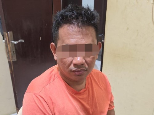 Juniarto Rustam (36), pelaku penganiayaan dan pemerasan terhadap seorang mahasiswa di Kota Kupang saat diamankan di Mapolresta Kupang Kota, Selasa (6/10/2026). (Dok. Polresta Kupang Kota).