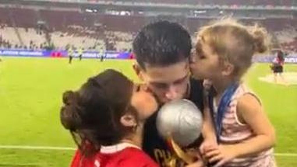 Video Kecupan di Pipi Justin Hubner dari Jennifer Coppen dan Kamari