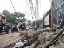 Kabel Semrawut Menjuntai di Ciputat, Bahayakan Pengguna Jalan