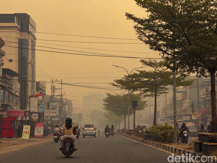 Kabut asap di Kota Jambi membuat langit berwarna kuning