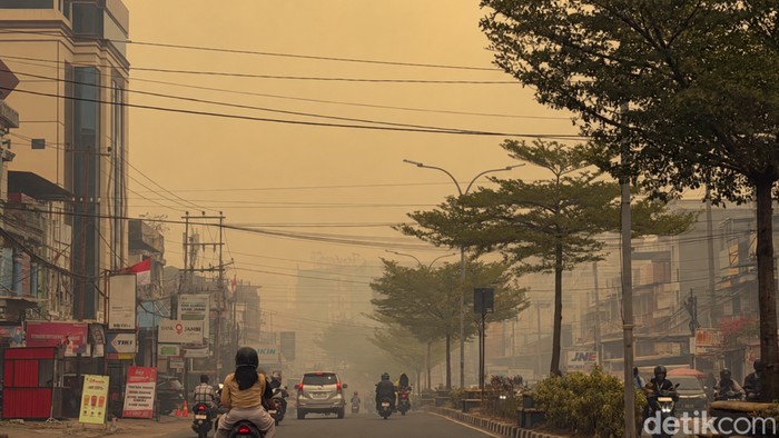 Kabut asap di Kota Jambi membuat langit berwarna kuning