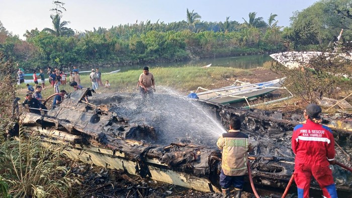 Kapal milik Dishub Mamuju terbakar.