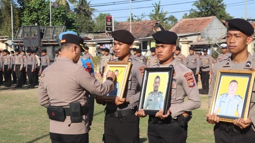 Kapolres Bima, AKBP M Anton Bhayangkara Gaisar memimpin upacara PTDH tiga personel MR, HF, dan NA yang terbukti melakukan pelanggaran berat, di Mapolres Bima, Selasa (6/10/2026).