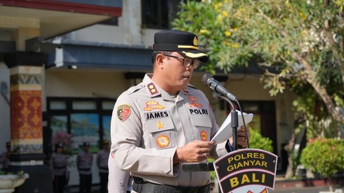 Kapolres Gianyar AKBP James Rajagukguk saat memimpin upacara kenaikan pangkat di kantornya, Selasa (6/10/2026). (Dok Polres Gianyar).