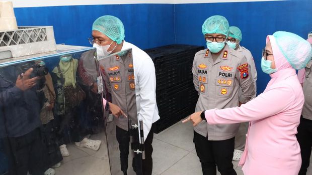 Kapolres Malang AKBP Rulian Syauri bersama Ketua Yayasan Kemala Bhayangkari Cabang Malang, Desy Rulian Syauri, meninjau uji coba program MBG sistem prasmanan. (dok Istimewa)