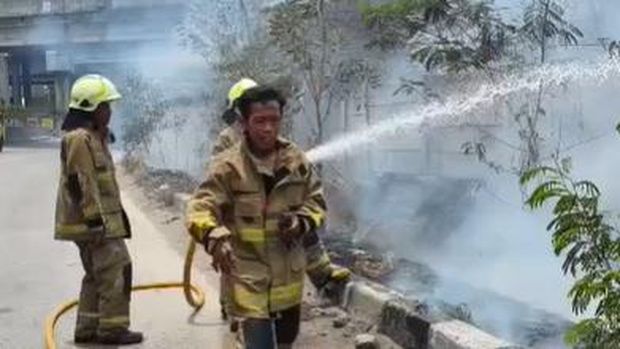 Kebakaran melanda bangunan bengkel di kawasan Kembangan, Jakarta Barat (Jakbar). Puluhan petugas pemadam kebakaran (damkar) dikerahkan ke lokasi kebakaran. (dok Damkar)