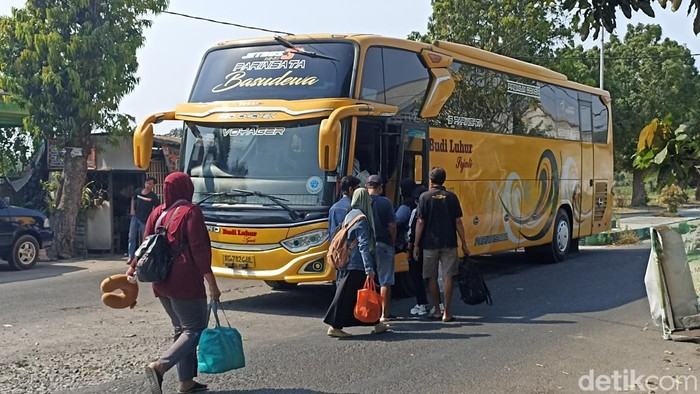 Keberangkatan peternak telur ayam Blitar menuju DPR RI, Jakarta
