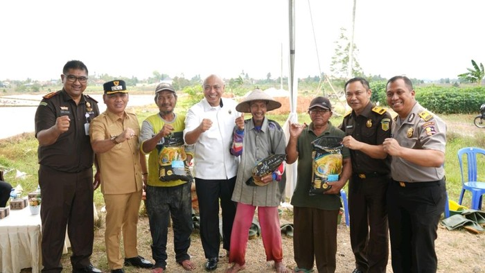 Kejati Lampung dan Sespimti Polri Dikreg ke-36 T.A. 2026 menanam padi bersama sekaligus menyalurkan bantuan 2 kuintal benih kepada kelompok tani.
