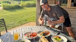 Keseruan Elkan Baggott Cicip Ramen hingga Nikmati Floating Breakfast