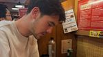 Keseruan Elkan Baggott Cicip Ramen hingga Nikmati Floating Breakfast