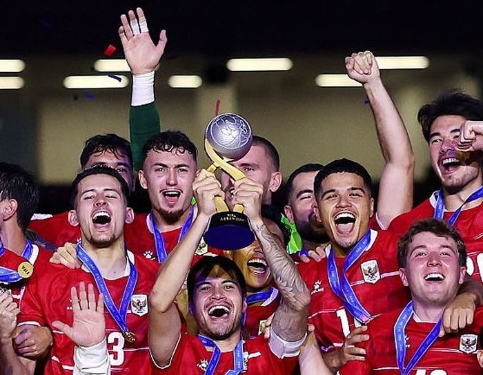 Kevin Diks saat perayaan gelar juara FIFA ASEAN Cup 2026 bersama Timnas Indonesia.