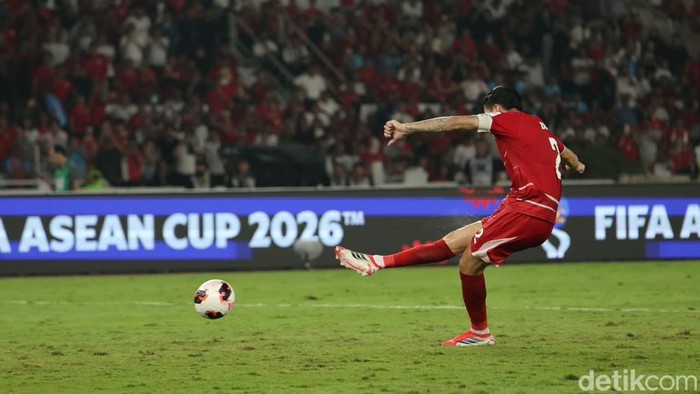 Kevin Diks saat menendang penalti di final FIFA ASEAN Cup 2026