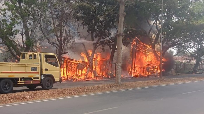 Kios kayu di Palembang terbakar