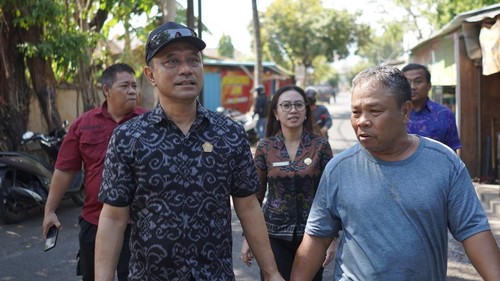 Komisi II DPRD Buleleng meninjau proyek pengerjaan irigasi dan drainase di Jalan Tasbih, Buleleng, Bali, Selasa (6/10/2026). (Foto: Dok. DPRD Buleleng)
