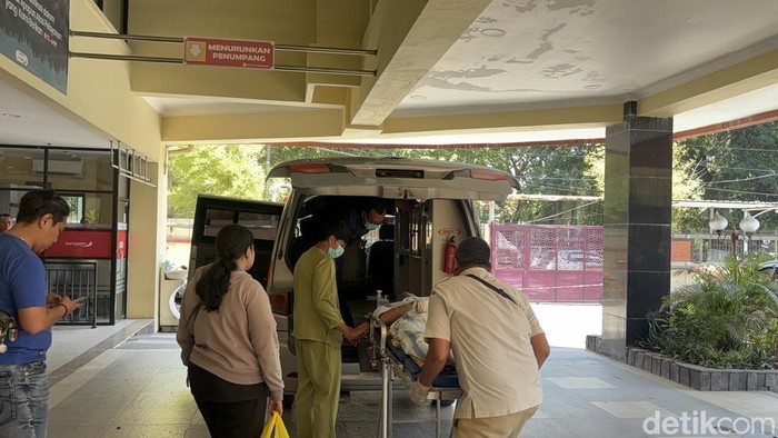 Korban saat dibawa dengan ambulans dari RSUD Haji ke RS Dr. Soetomo.
