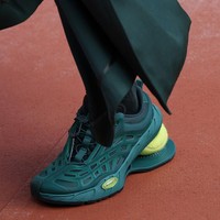 Lacoste Perkenalkan Sneakers Unik Bertumit Bola Tenis di Paris Fashion Week