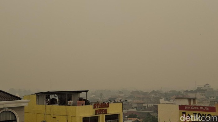 Langit Palembang terlihat kuning dan berselimut kabut asap