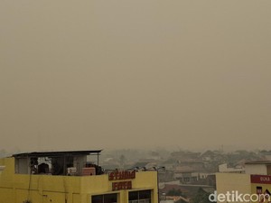 Kabut Asap Masih Selimuti Palembang, Langit Terlihat Kuning