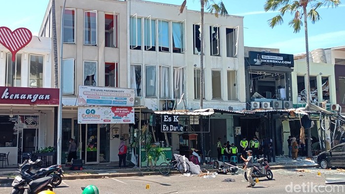 TKP ledakan di kawasan ruko San Antonio, Pakuwon City di Jalan Kalisari Utara I, Kecamatan Mulyorejo, Surabaya yang masih disterilisasi