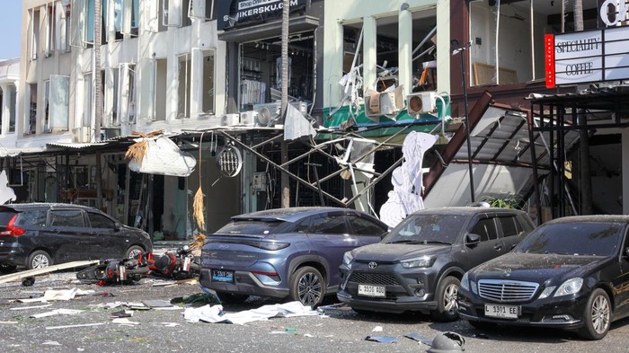 Puing-puing berserakan akibat ledakan di lokasi ledakan di San Antonio Shopping Street, Pakuwon City Surabaya, Jawa Timur, Selasa (6/10/2026). Ledakan yang diduga dari kebocoran gas elpiji di salah satu rumah makan di area tersebut mengakibatkan lima orang mengalami luka-luka dan 41 unit bangunan di sekitarnya mengalami kerusakan. ANTARA FOTO/Didik Suhartono