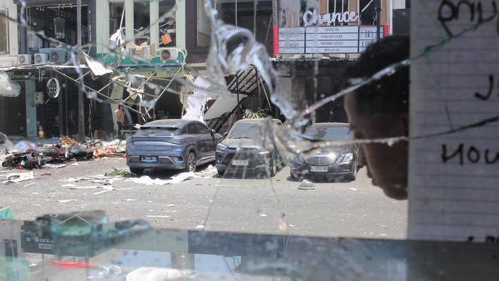 Puing-puing berserakan akibat ledakan di lokasi ledakan di San Antonio Shopping Street, Pakuwon City Surabaya, Jawa Timur, Selasa (6/10/2026). Ledakan yang diduga dari kebocoran gas elpiji di salah satu rumah makan di area tersebut mengakibatkan lima orang mengalami luka-luka dan 41 unit bangunan di sekitarnya mengalami kerusakan. ANTARA FOTO/Didik Suhartono