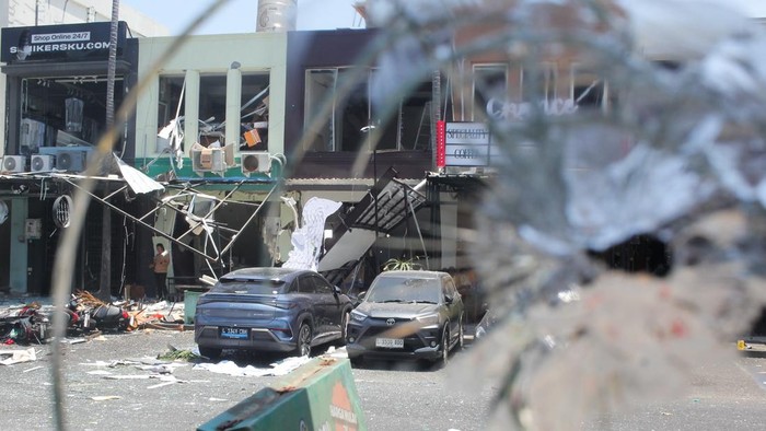 Puing-puing berserakan akibat ledakan di lokasi ledakan di San Antonio Shopping Street, Pakuwon City Surabaya, Jawa Timur, Selasa (6/10/2026). Ledakan yang diduga dari kebocoran gas elpiji di salah satu rumah makan di area tersebut mengakibatkan lima orang mengalami luka-luka dan 41 unit bangunan di sekitarnya mengalami kerusakan. ANTARA FOTO/Didik Suhartono