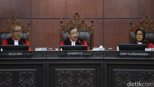 Para pemohon meluapkan ekspresinya usai sembilan hakim Mahkamah Konstitusi membacakan putusan terkait posisi Wapres Gibran Rakabuming Raka di Gedung MK, Jakarta, Selasa (6/10/2026).