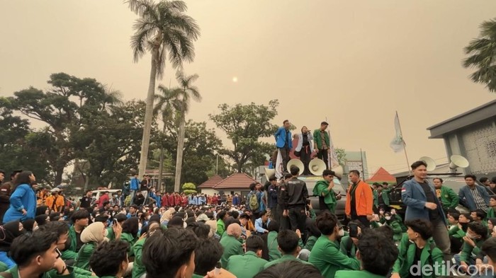 Mahasiswa di Palembang saat menggelar aksi di Kantor Gubernur Sumsel