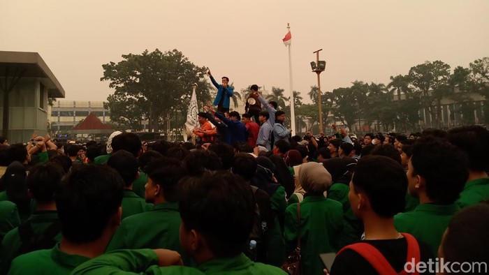 Mahasiswa menggeruduk kantor Gubernur Sumsel