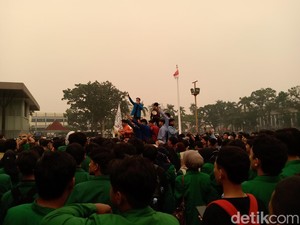 Mahasiswa Geruduk Kantor Gubernur, Teriakan Herman Deru Mundur