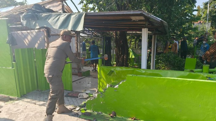 Makam Joko Umbaran di Kecamatan Cerme, Gresik  dibongkar petugas Satpol PP