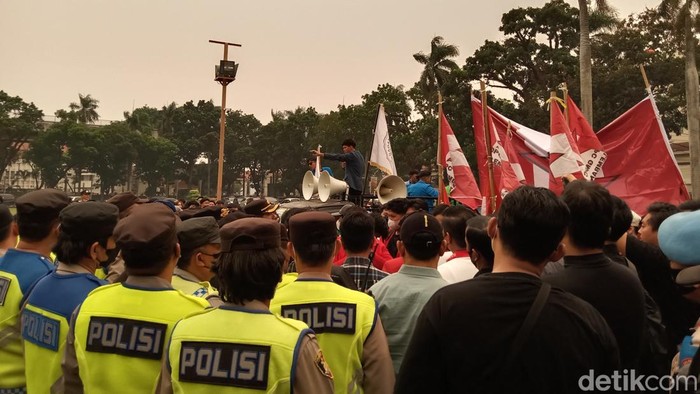 Massa aksi berdesakan dengan aparat