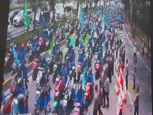 Massa Demo Padati Depan DPR, Lalin Semanggi Arah Slipi Dialihkan