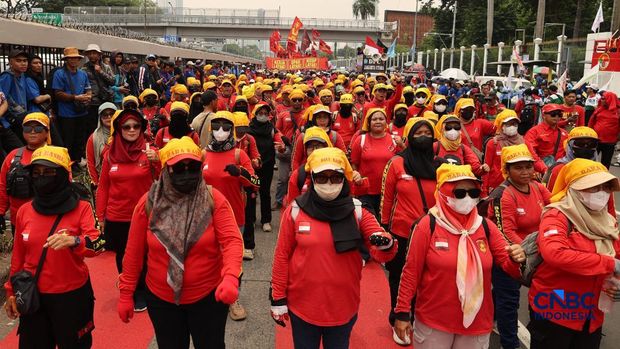 Massa elemen buruh berunjuk rasa di depan gedung MPR/DPR RI, Jalan Gatot Subroto, Jakarta Pusat. Siang ini, massa telah memenuhi kawasan DPR, Selasa (6/10/2026). (CNBC Indonesia/Muhammad Sabki)