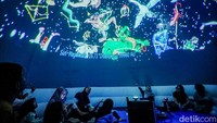 Sesi planetarium mini ini dibatasi sebanyak empat kali per hari dengan kuota hanya 35 orang untuk setiap sesinya. 
