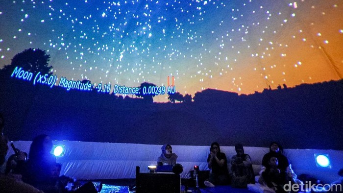 Pengunjung memadati Pekan Astronomi Jakarta di Teater Kecil Taman Ismail Marzuki, Cikini, Jakarta Pusat, Selasa (6/10/2026).