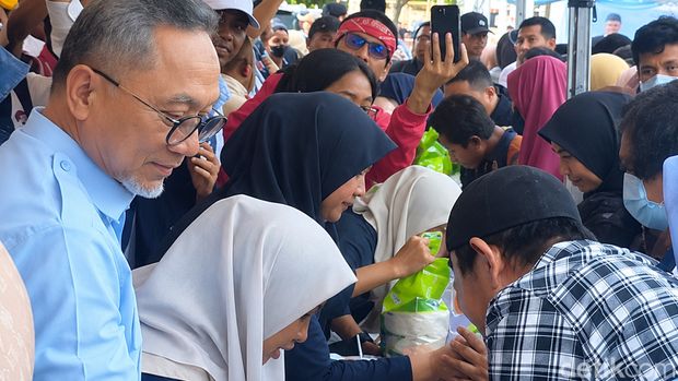 Menko Pangan Zulkifli Hasan menyalurkan bantuan beras kepada warga di Kendari.