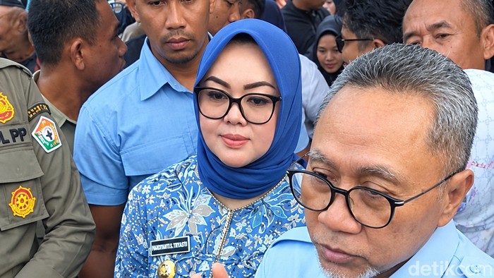 Menko Pangan Zulkifli Hasan menyalurkan bantuan beras kepada warga di Kendari.
