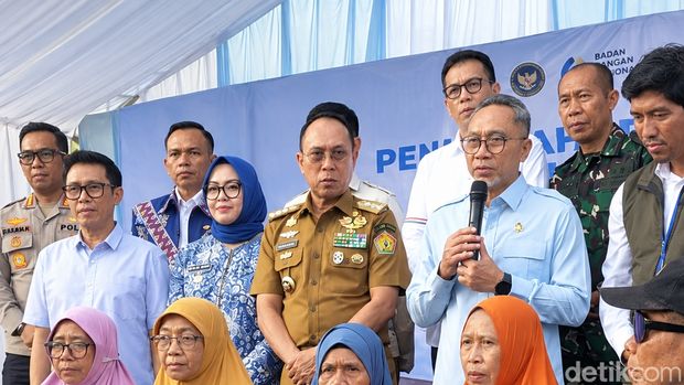 Menko Pangan Zulkifli Hasan menyalurkan bantuan beras kepada warga di Kendari.