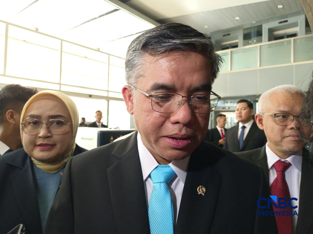 Menteri Ketenagakerjaan (Menaker) Yassierli saat ditemui di kompleks parlemen, Jakarta, Selasa (6/10/2026). (CNBC Indonesia/Martyasari Rizky)