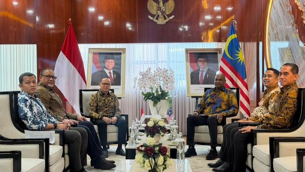 Menteri Pelindungan Pekerja Migran Indonesia (P2MI) Mukhtarudin bertemu dengan Menteri Sumber Manusia Malaysia Dato' Sri Ramanan Ramakrishnan di Kementerian P2MI, Jakarta.