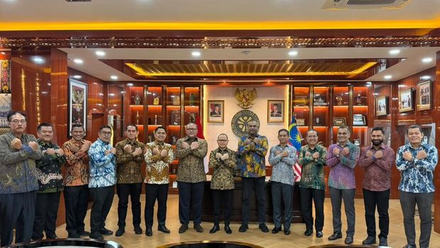 Menteri Pelindungan Pekerja Migran Indonesia (P2MI) Mukhtarudin bertemu dengan Menteri Sumber Manusia Malaysia Dato' Sri Ramanan Ramakrishnan di Kementerian P2MI, Jakarta.