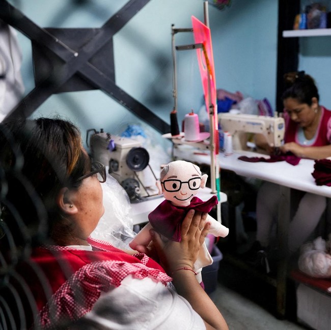 Menyambut Paus Leo XIV, Narapidana Perempuan Peru Produksi Boneka untuk Suvenir