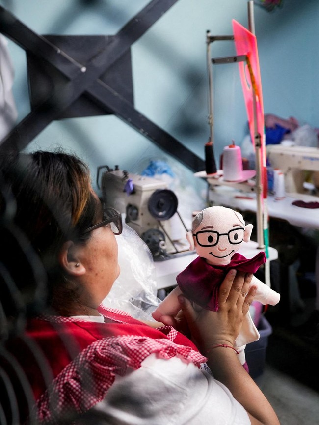Menyambut Paus Leo XIV, Narapidana Perempuan Peru Produksi Boneka untuk Suvenir