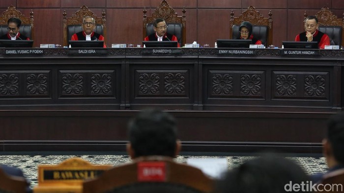 Sembilan hakim Mahkamah Konstitusi (MK) di Jakarta, Selasa (6/10/2026).