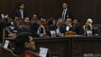 Sebagai informasi, sidang gugatan syarat pendidikan Gibran telah dimulai sejak Senin (21/9). Dalam sidang pendahuluan itu, para pemohon telah membacakan alasan permohonan dan petitum mereka. Pemohon menganggap Gibran tidak memenuhi syarat berupa bukti lulus SMA/sederajat. Mereka juga mempersoalkan pasal 18 ayat (3) PKPU nomor 19/2023 yang membuat bakal Capres dan Cawapres tidak harus menyerahkan bukti kelulusan SMA/sederajat dari luar negeri jika sudah memiliki bukti kelulusan perguruan tinggi.&nbsp;Ari Saputra/detikFoto &nbsp;
