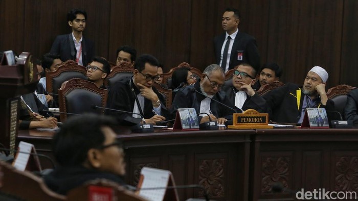 MK Tolak Gugatan Soal Syarat Pendidikan Wapres Gibran Sembilan hakim Mahkamah Konstitusi (MK) membacakan putusan permohonan terkait posisi Wakil Presiden Gibran Rakabuming Raka di Jakarta, Selasa (6/10/2026).